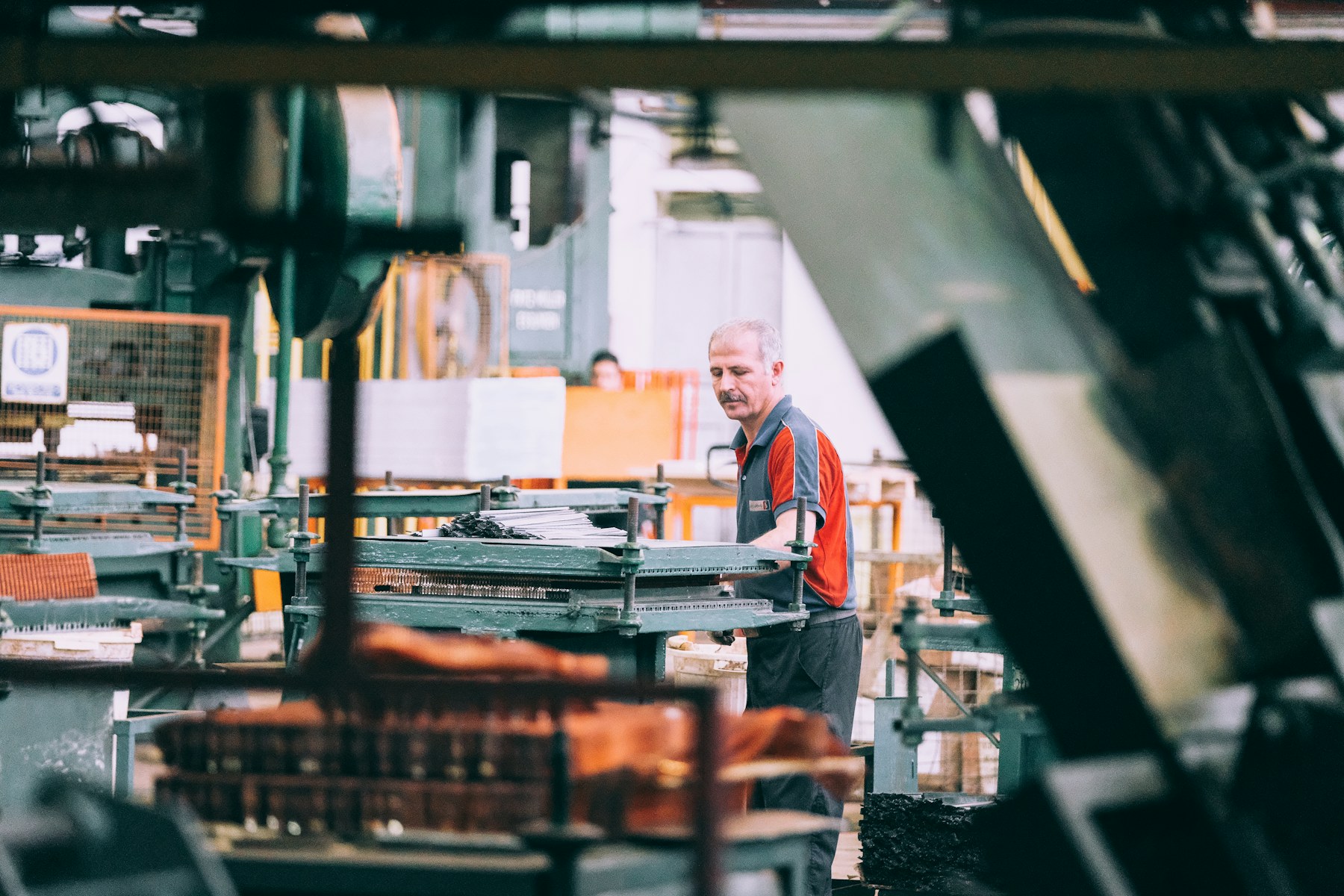 Operaio al lavoro su un macchinario industriale