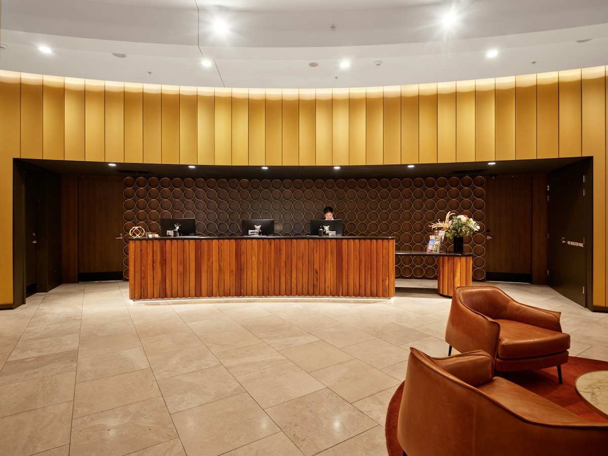 Reception di un hotel con arredi in legno